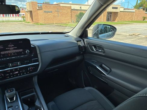 Used 2025 Nissan Pathfinder SV FWD image 33