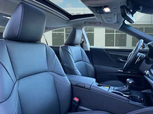 Certified 2025 Lexus ES 300h w/ Premium Package image 31