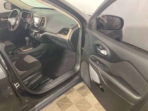 Used 2016 Jeep Cherokee Sport image 16