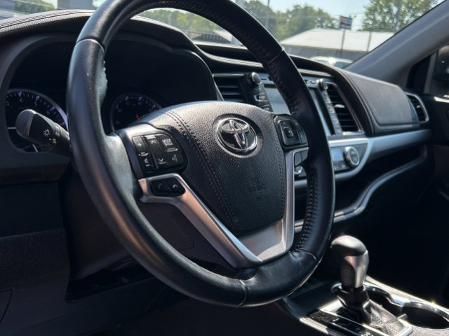 Used 2018 Toyota Highlander XLE AWD/4WD image 38