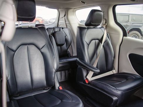 Used 2023 Chrysler Pacifica Limited FWD image 32
