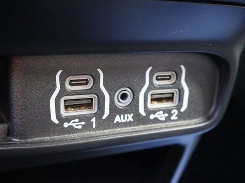 Used 2024 Chrysler Pacifica Limited FWD image 29