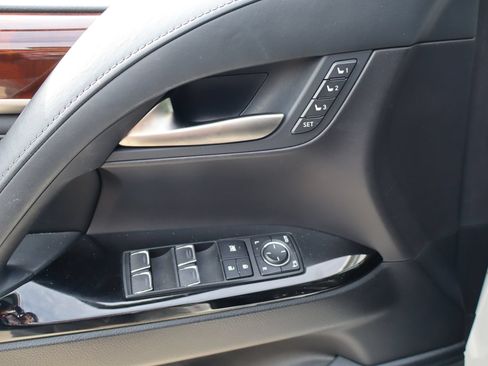 Used 2019 Lexus LX 570 4WD w/ Luxury Package image 13