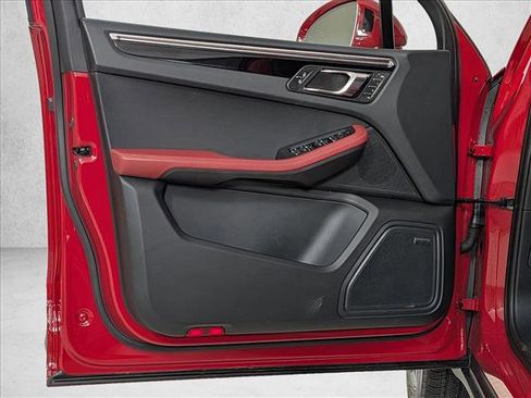 Certified 2025 Porsche Macan image 13