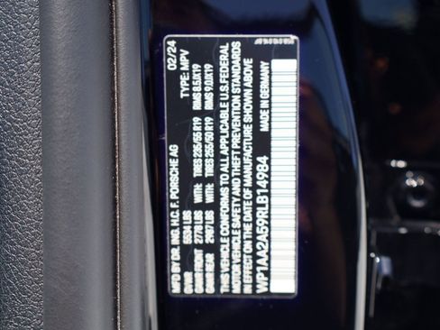 Certified 2024 Porsche Macan AWD/4WD image 28