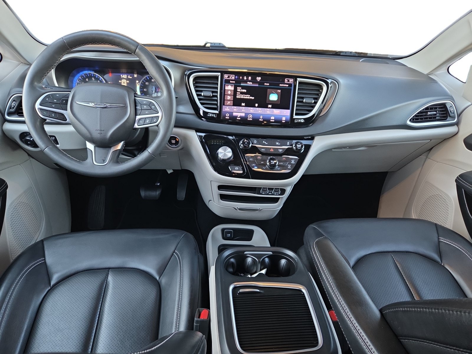 Used 2023 Chrysler Pacifica Touring-L FWD image 10