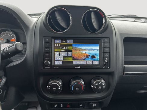 Used 2017 Jeep Patriot High Altitude AWD/4WD image 13