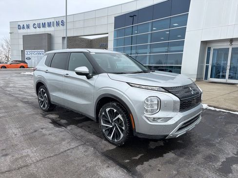 Used 2024 Mitsubishi Outlander SE image 2