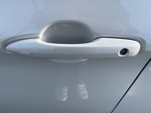 Used 2019 Toyota Avalon XSE image 17