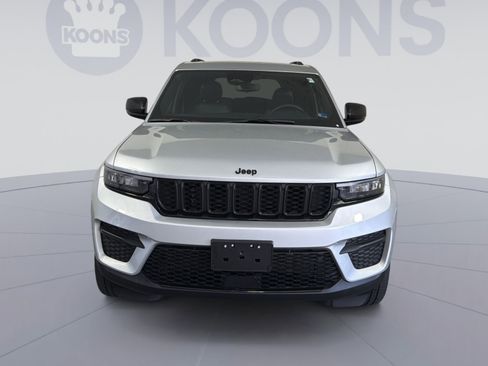 Used 2023 Jeep Grand Cherokee Altitude AWD/4WD image 11