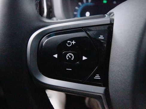 Certified 2025 Volvo XC60 B5 Plus AWD/4WD image 17
