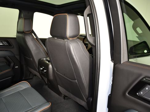 Used 2025 GMC Yukon AT4 AWD/4WD image 47