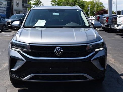 Used 2023 Volkswagen Taos SE w/ Panoramic Sunroof Package AWD/4WD image 4
