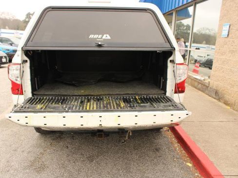 Used 2017 Nissan Titan SV RWD image 14