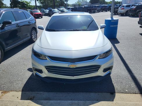 Used 2017 Chevrolet Malibu Premier w/ Premier Sun and Wheel Package FWD image 2