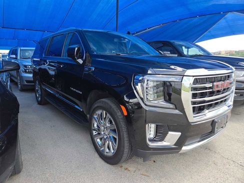 Used 2021 GMC Yukon XL SLT w/ SLT Premium Package RWD image 2