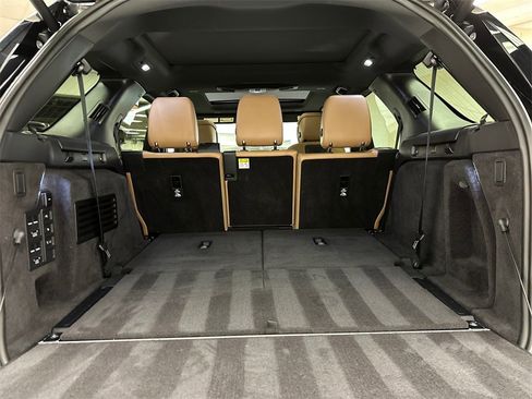 Used 2024 Land Rover Discovery Metropolitan Edition image 16