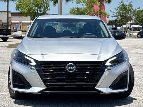 Used 2024 Nissan Altima 2.5 SV FWD image 2