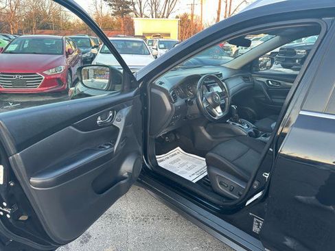 Used 2020 Nissan Rogue SV image 11