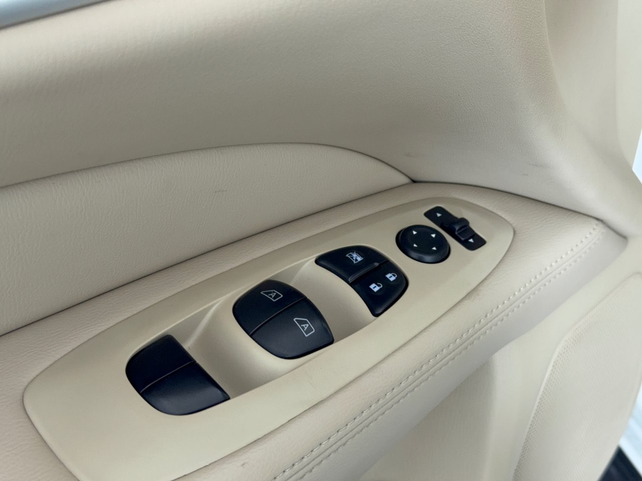 Used 2015 Nissan Pathfinder Platinum FWD image 17