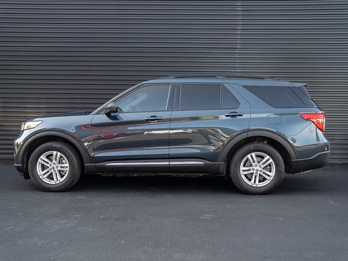 Used 2023 Ford Explorer XLT AWD/4WD image 2