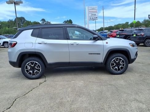 Used 2024 Jeep Compass Trailhawk AWD/4WD image 2