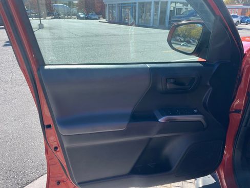 Used 2016 Toyota Tacoma SR5 image 33