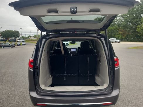 Used 2023 Chrysler Pacifica Touring-L w/ Uconnect Theater Family Group FWD image 7
