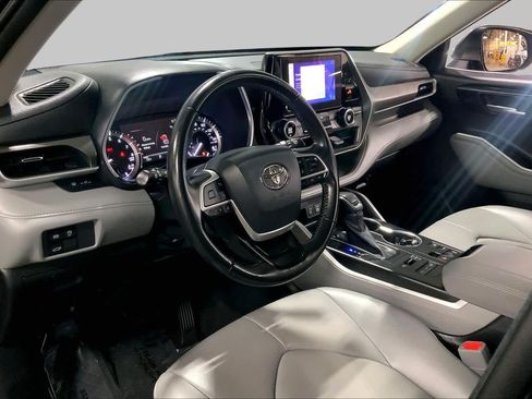 Used 2023 Toyota Highlander XLE AWD/4WD image 18