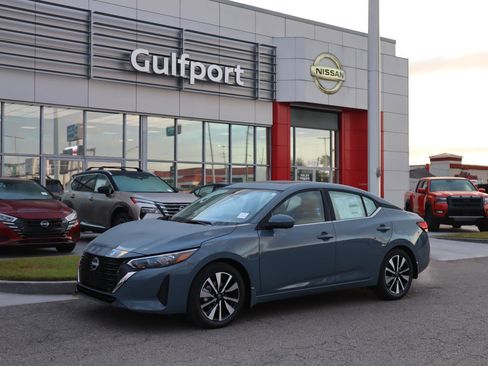 Used 2025 Nissan Sentra SV w/ SV Premium Package image 2