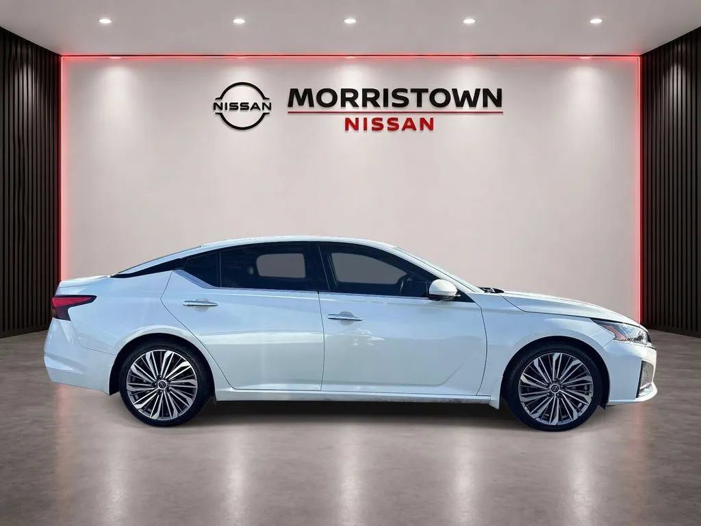 Used 2024 Nissan Altima 2.5 SL FWD image 2