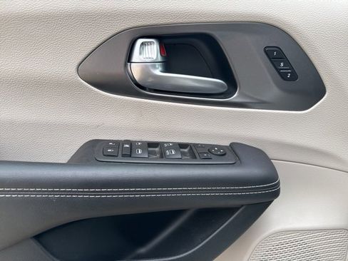 Used 2024 Chrysler Pacifica Touring-L image 10