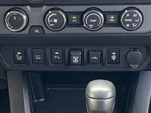 Certified 2020 Toyota Tacoma TRD Sport w/ Technology Package AWD/4WD image 33