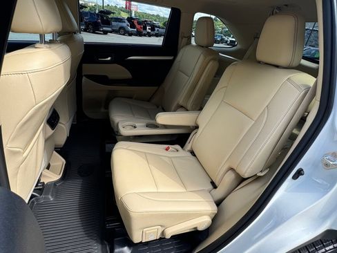 Used 2019 Toyota Highlander XLE AWD/4WD image 17