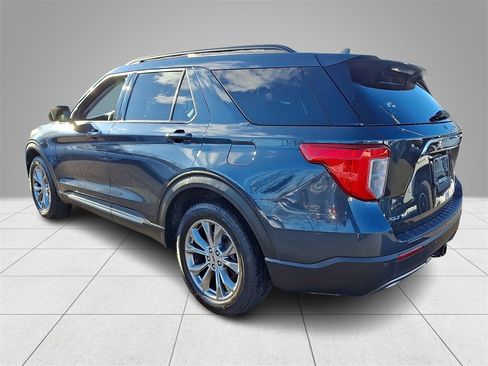 Used 2022 Ford Explorer XLT w/ Equipment Group 202A image 6