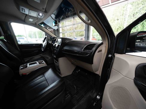 Used 2016 Chrysler Town & Country Touring FWD image 25