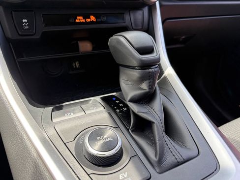 Used 2025 Toyota RAV4 LE AWD/4WD image 8