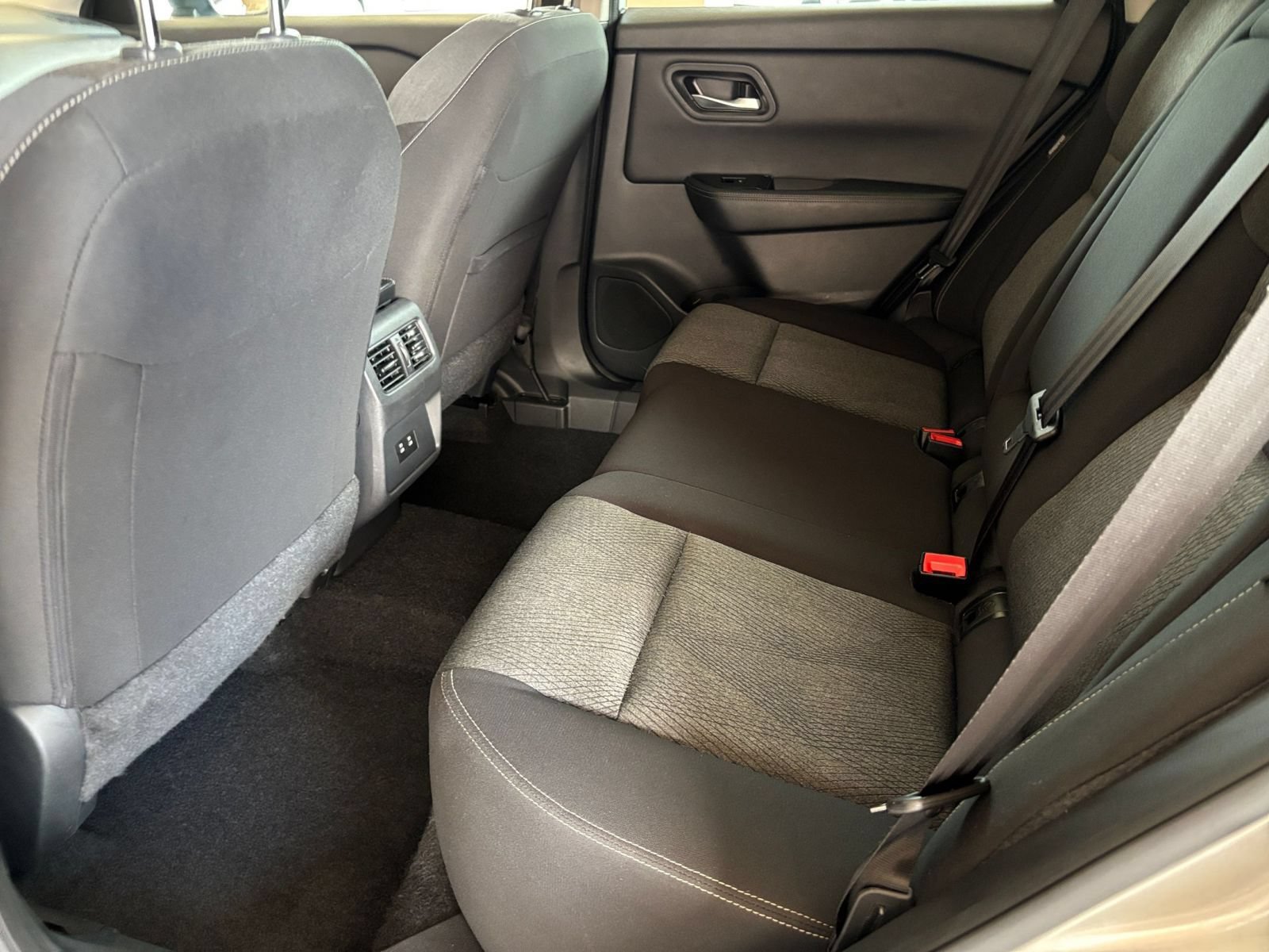 Used 2025 Nissan Rogue SV FWD image 27