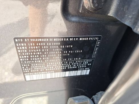 Used 2025 Volkswagen Taos SEL AWD/4WD image 32