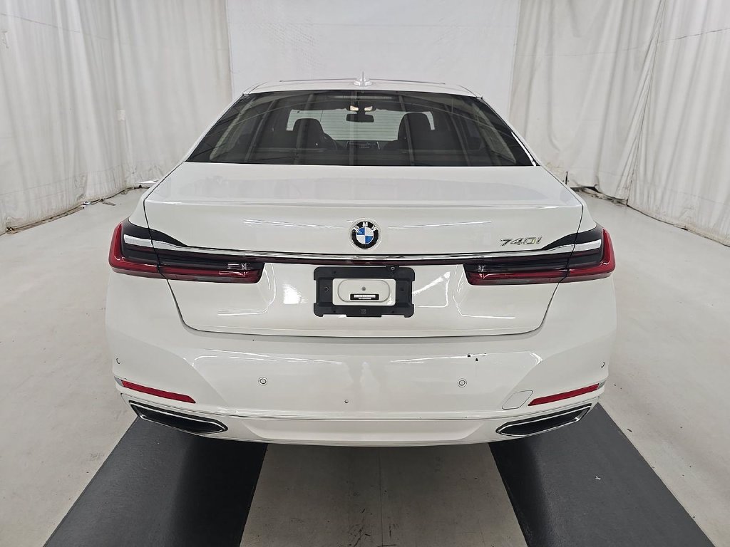 Used 2022 BMW 740i w/ Premium Package RWD image 4
