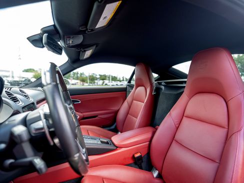 Used 2025 Porsche 718 Cayman RWD image 9