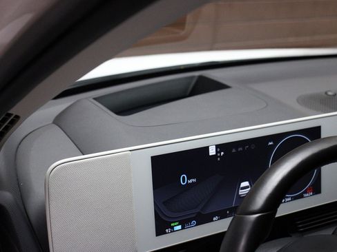 Used 2024 Hyundai Ioniq 5 Limited image 3