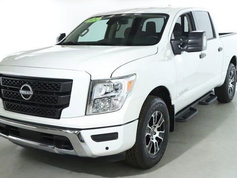 Used 2024 Nissan Titan SV w/ SV Convenience Package image 4