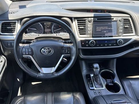 Used 2019 Toyota Highlander SE AWD/4WD image 23