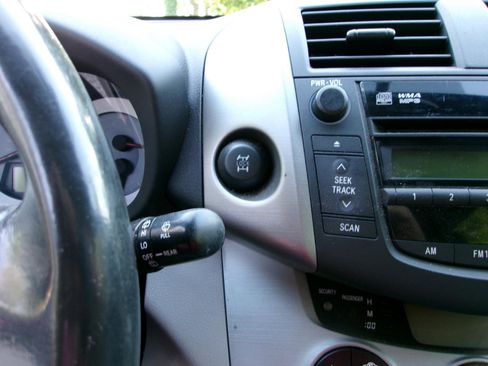 Used 2006 Toyota RAV4 Limited FWD image 10