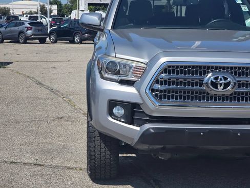 Used 2017 Toyota Tacoma TRD Off-Road AWD/4WD image 3