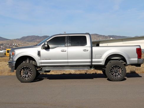 Used 2020 Ford F250 Lariat w/ Lariat Value Package image 3