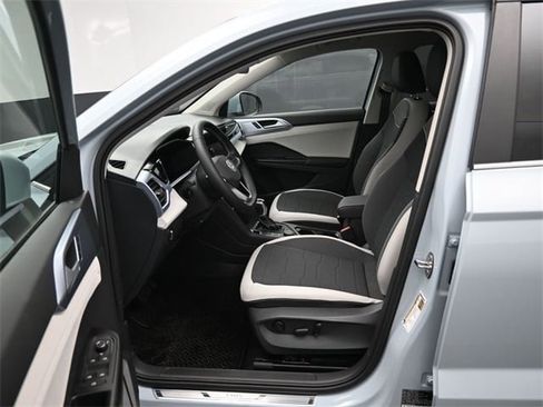 New 2026 Volkswagen Taos SE image 9