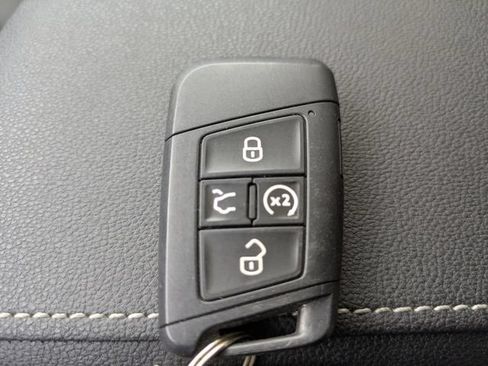Certified 2025 Volkswagen Taos SE AWD/4WD image 32