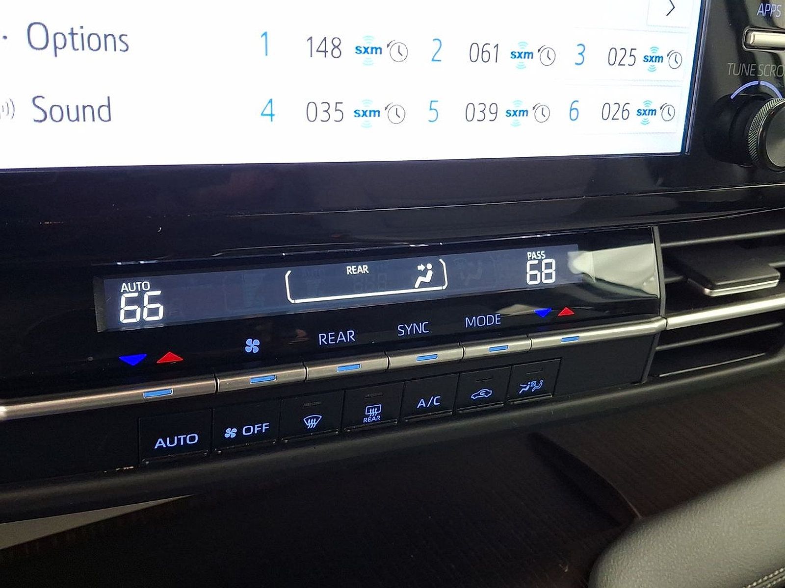 Used 2024 Toyota Sienna LE FWD image 22